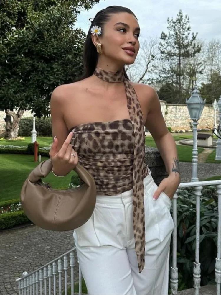 Ivonne Leopard Set | Stilvolles Set mit bedrucktem ärmellosem Top und hoch tailliertem Rock für Damen